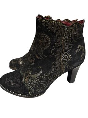 L`ARTISTE SMOKINHOT HEELED BOOTIES W/Metallic Floral Patter
